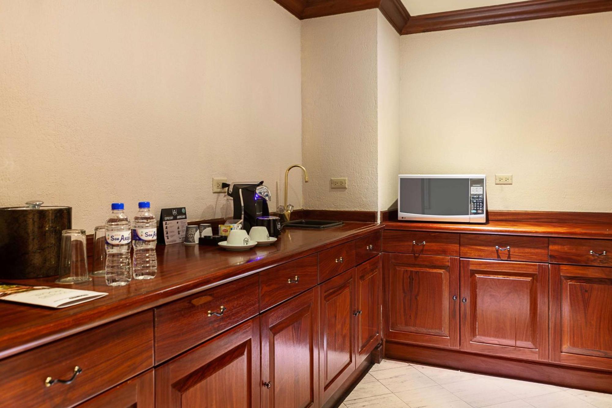 Wyndham San Jose Herradura Екстериор снимка A wet bar in a hotel room