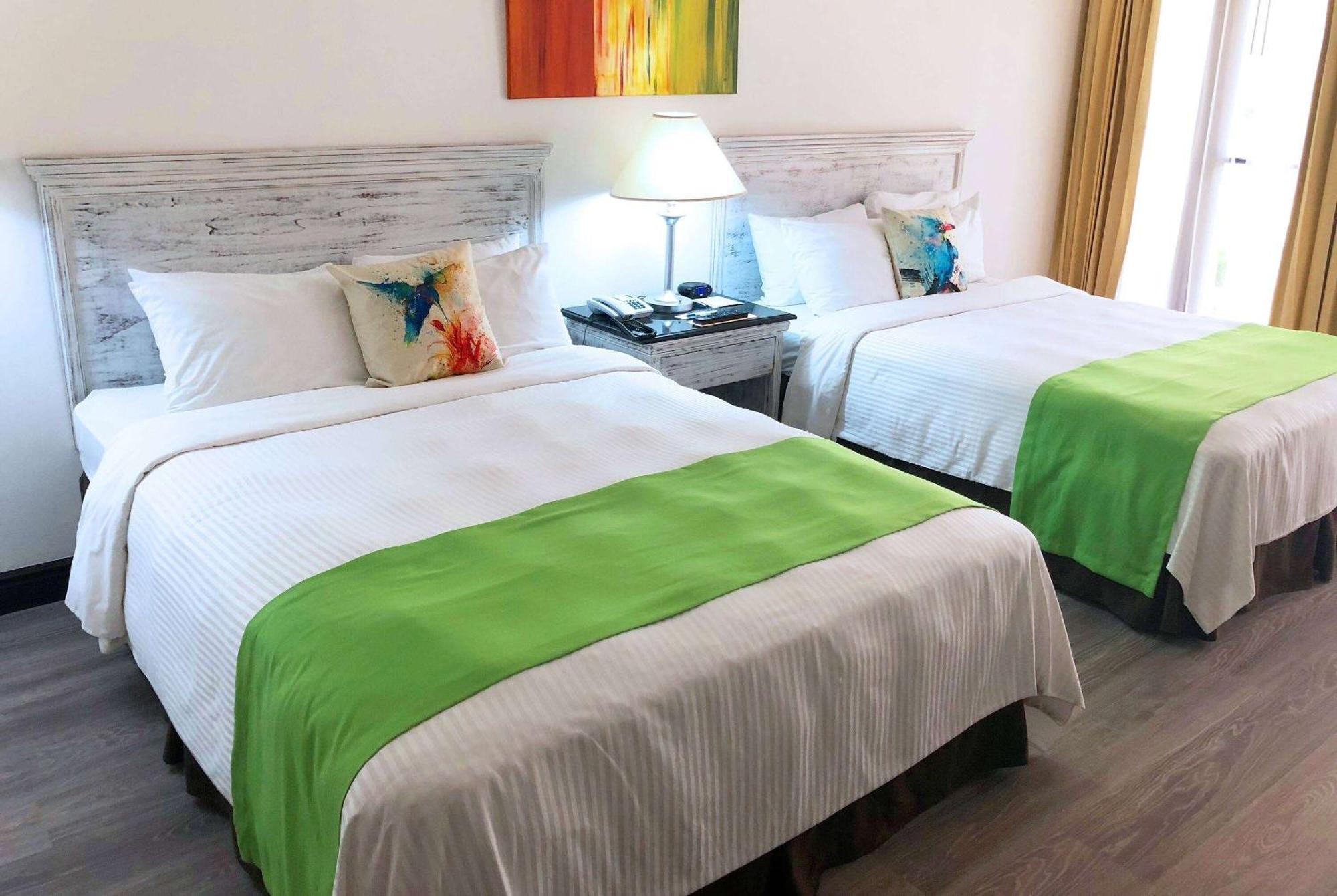 Wyndham San Jose Herradura Екстериор снимка A bed runner