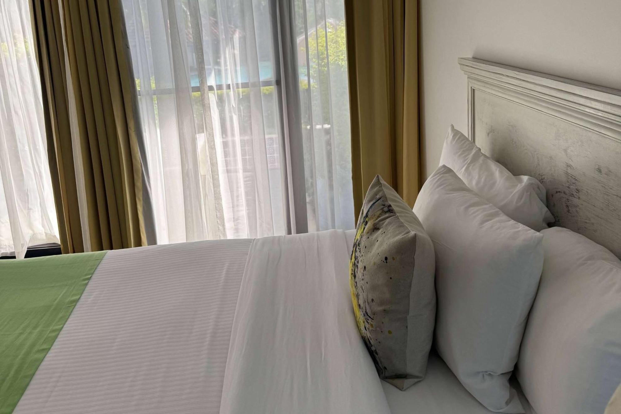 Wyndham San Jose Herradura Екстериор снимка A bed with pillows